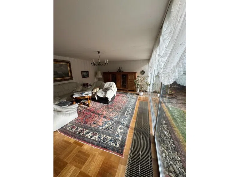 33 Wohnzimmer - im Boden eingelassene Heizung