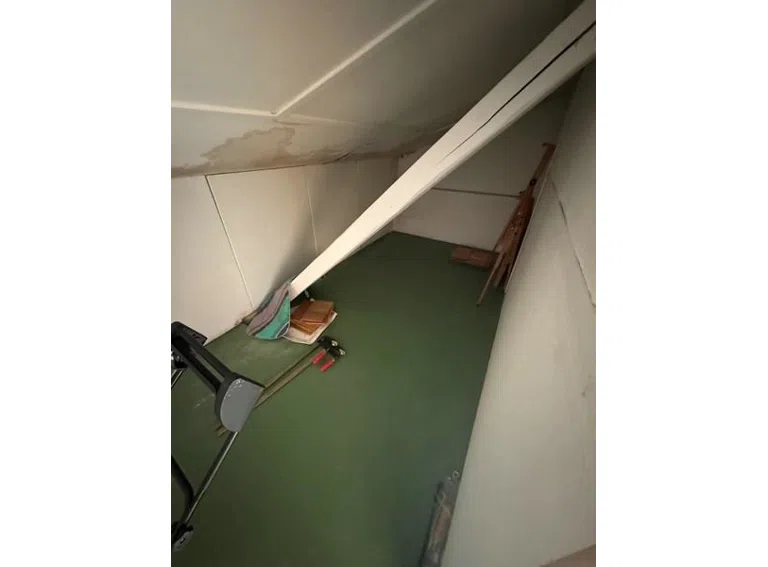 55 Lagerraum in der Wand