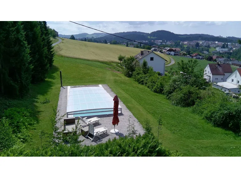 Außenansicht mit Pool