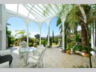 Titelbild für Über eine rund 600 Meter lange, gut befestigte Privatstraße, eigenen